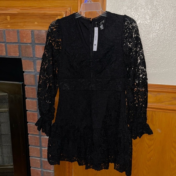 V-neck/O-ring detail Long sleeves A-line silhouette Concealed back zip closure - Picture 4 of 11